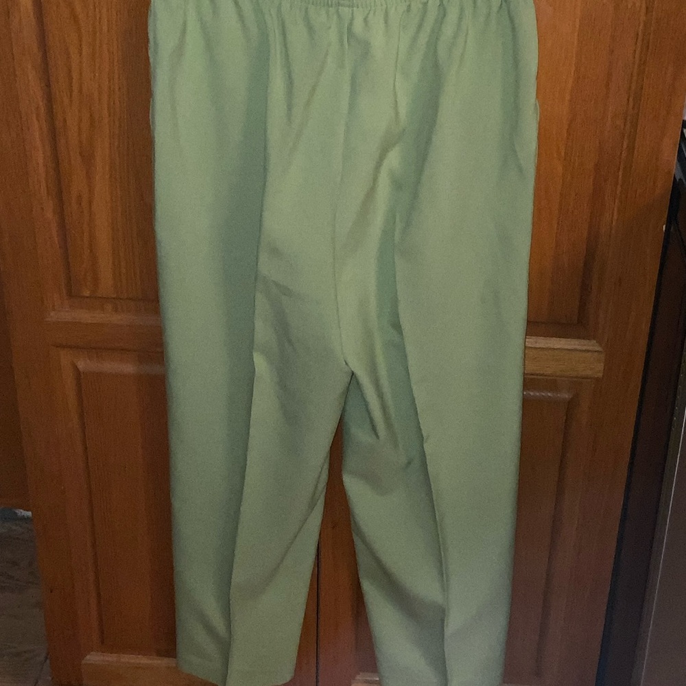 3$🤩Vayola Women’s Green Pants - Picture 2 of 7